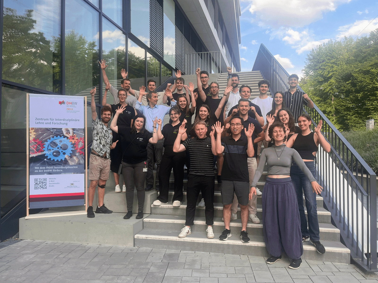 Teilnehmerinnen des INDIS Abschlussevents 2024 auf einer Treppe vor einem Hochschulgebäude
