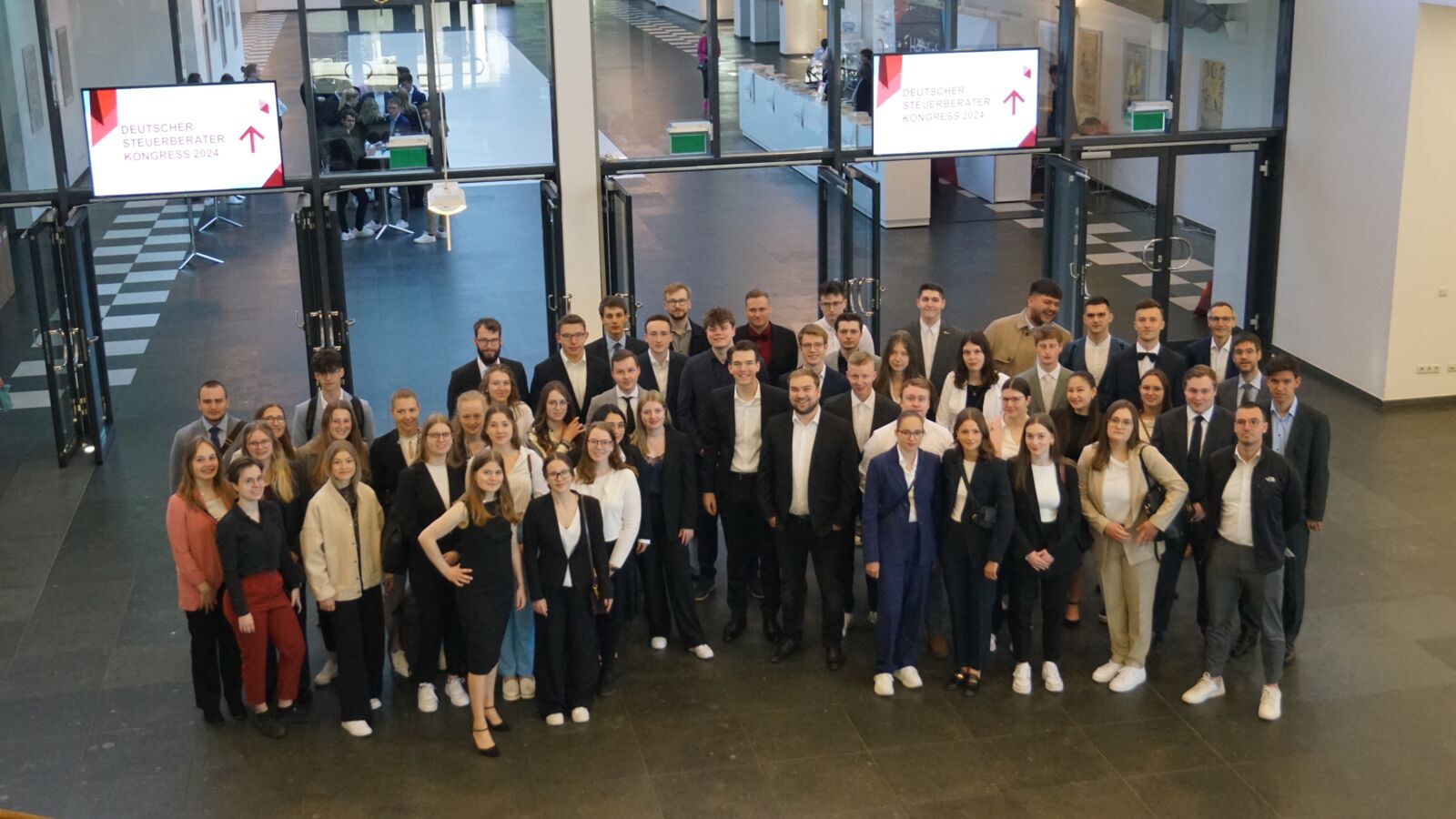 Gruppenfoto von Studierenden