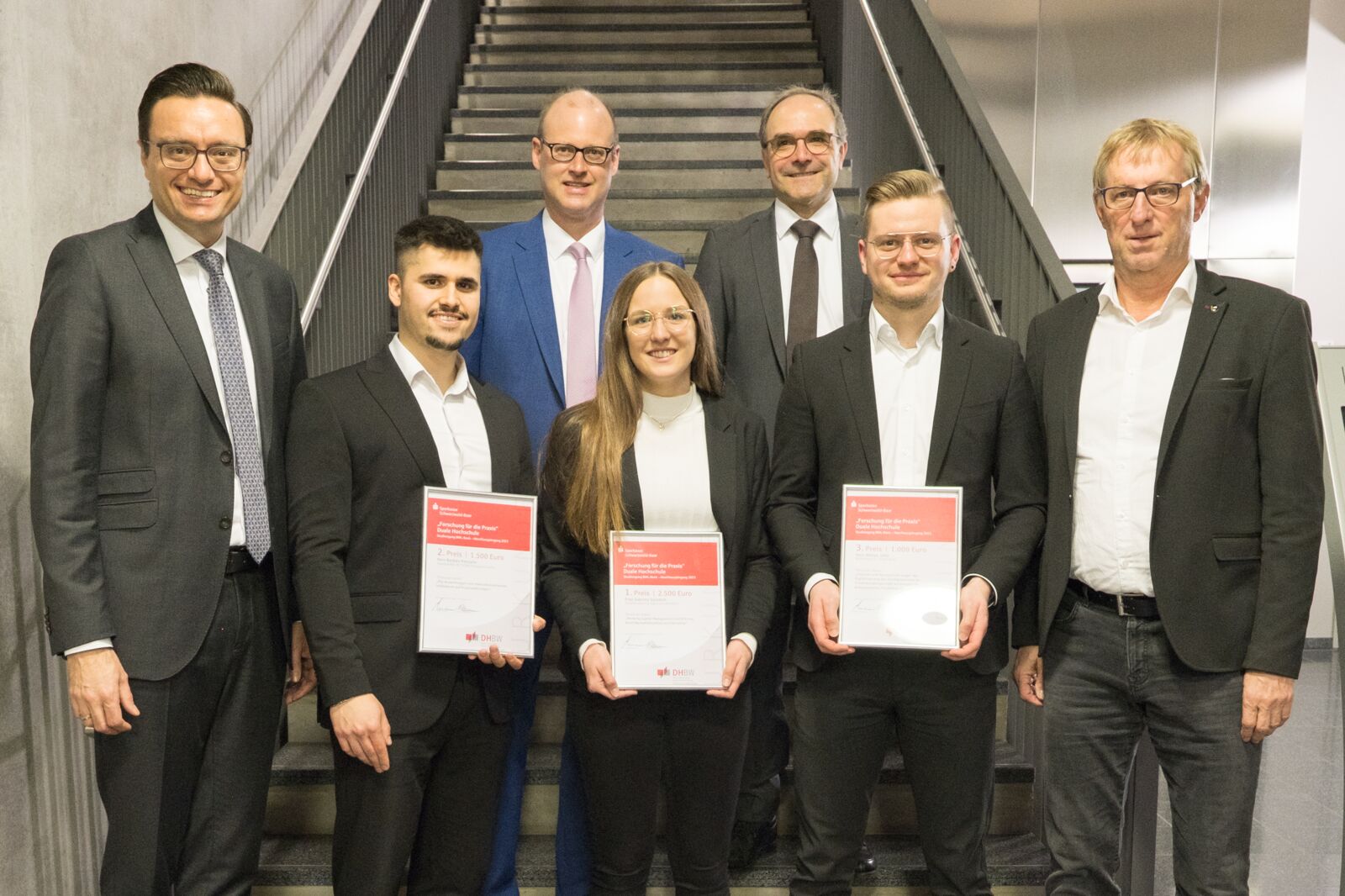 Auf dem Bild ist zu sehen: Florian Klausmann, Berkan Kestane, Prof. Dr. Nils Bedke, Sabrina Salameh, Prof. Dr. Marcus Vögtle, Niklas Jahn und Prof. Dr. Gert Heinrich, Prorektor und Dekan der Fakultät Wirtschaft.