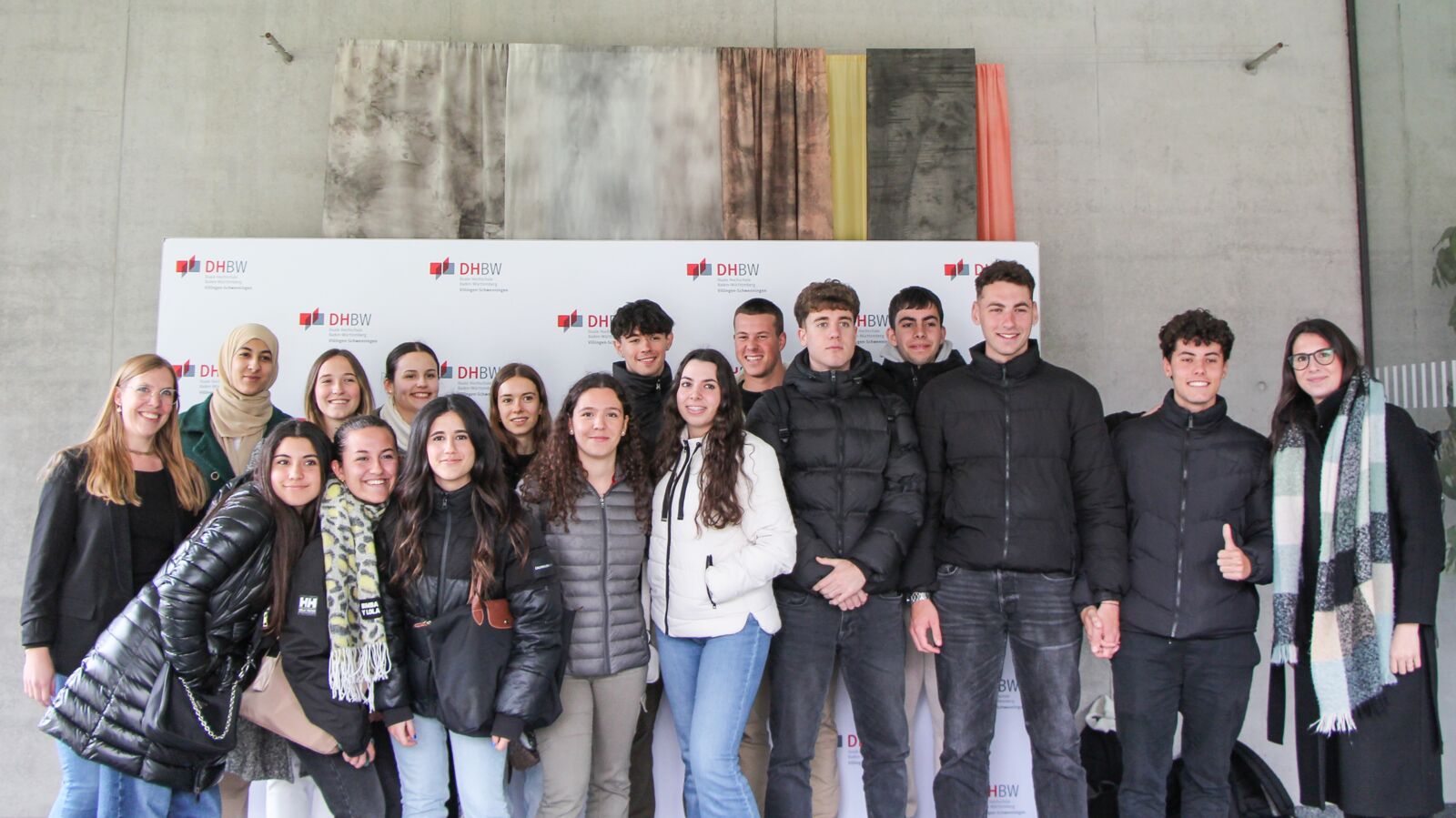 Gruppenfoto der spanischen Gaststudierenden der Universitat de Girona in den Gebäuden der DHBW Villingen-Schwenningen.