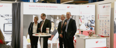 IHK-Präsidentin Birgit Hakenjos-Boyd und Oberbürgermeister Jürgen Roth zusammen mit Prorektor Prof. Dr. Torsten Bleich und Rektor Prof. Dr. Ulrich Kotthaus am Messestand der DHBW (Bild: DHBW VS)