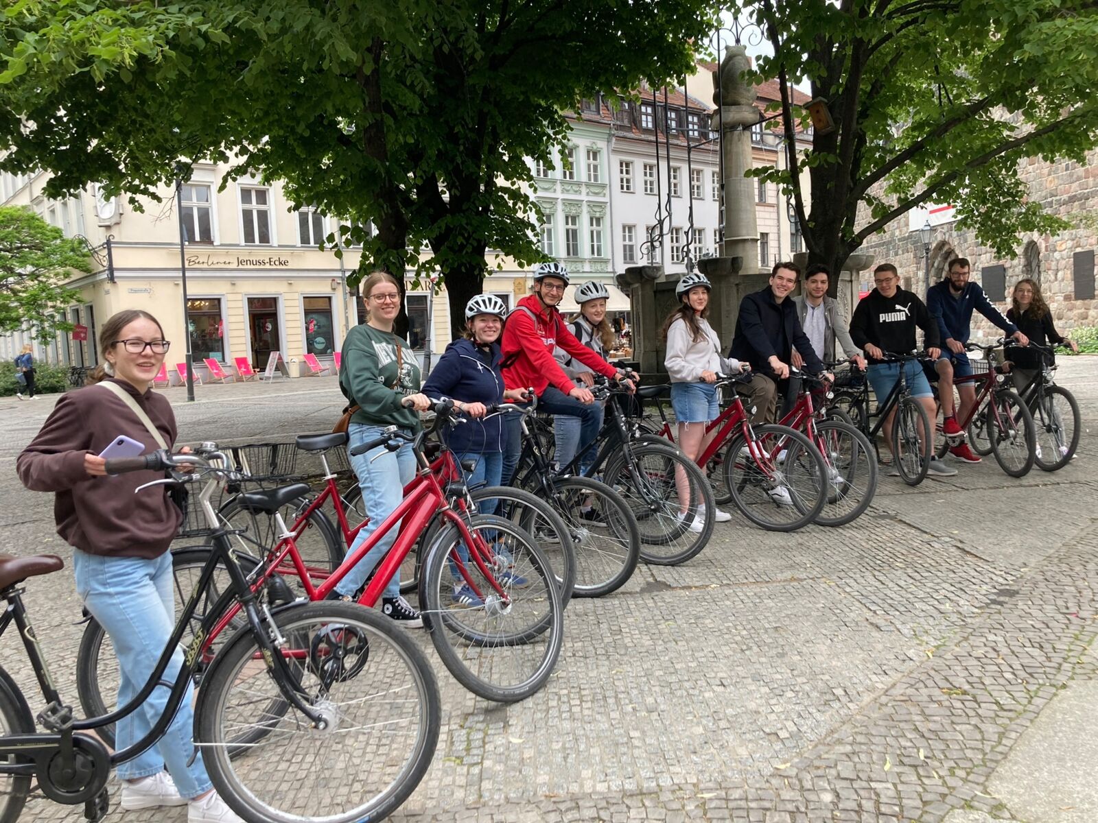Foto einer Studierendegruppe, die per Fahrrad Berlin erkundeten.