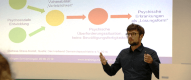 Stefan Korn von Irrsinnig Menschlich e.V. berichtet über den „Notfallkoffer“ für Krisensituationen. (Bild: DHBW VS)
