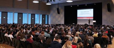 Erstsemesterbegrüßung 2019 in der Neckarhalle. Michael Malina moderierte die Veranstaltung zu der über 400 der 928 Erstsemester gekommen waren.