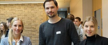 v. links: Miriam Fritz, Tobias Fröschle und Isabelle Keck starten überzeugt in ihr duales Master-Studium (Bild: DHBW CAS))