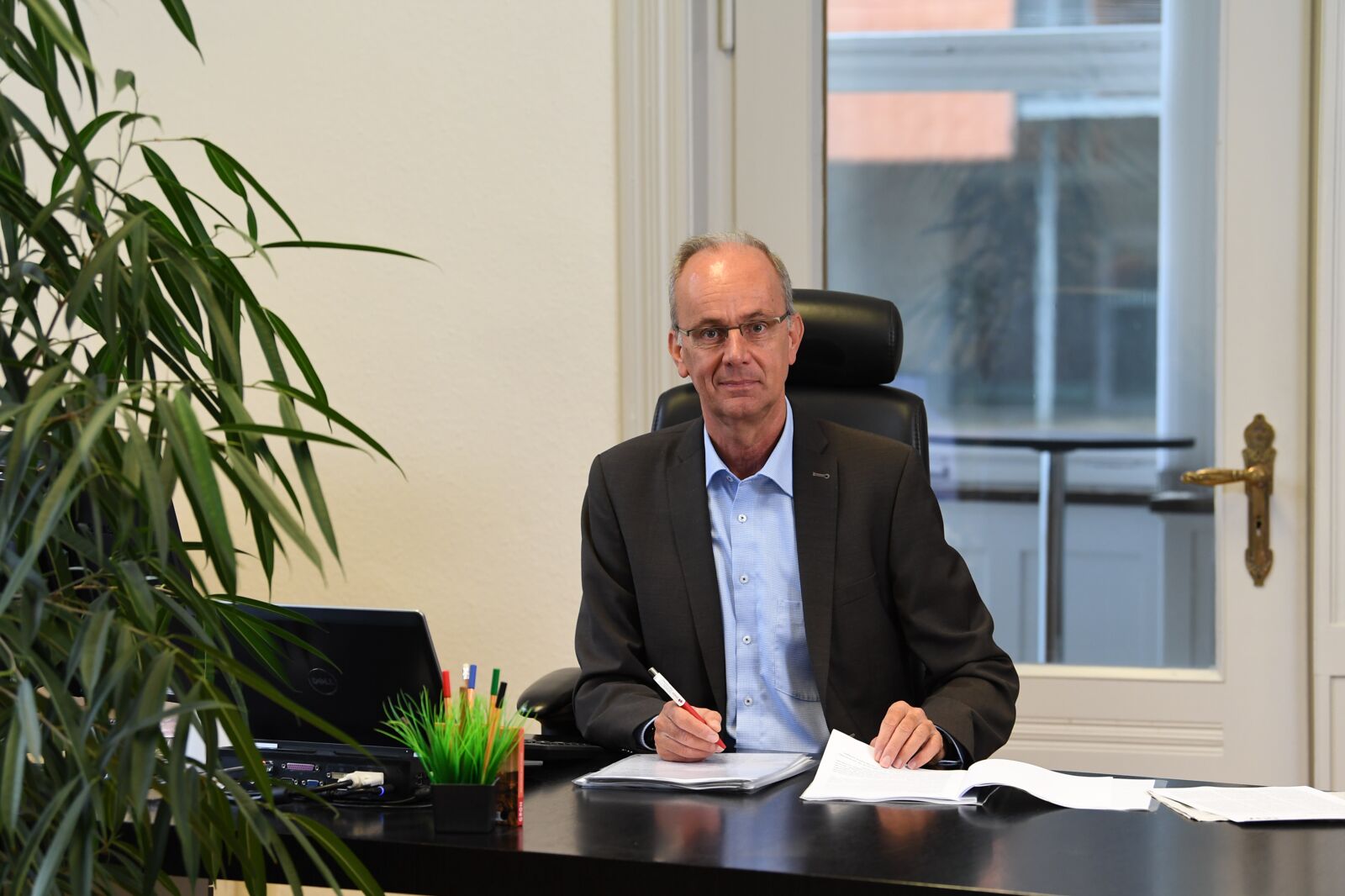 Portrait von Professor Dr. Ulrich Kotthaus an seinem Schreibtisch.