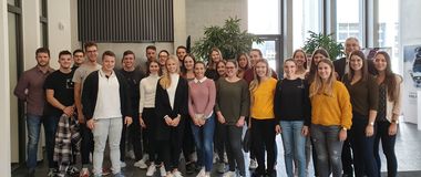 Studierende mit Prof. Harry Giesler bei Feinguss Blank GmbH zu Gast