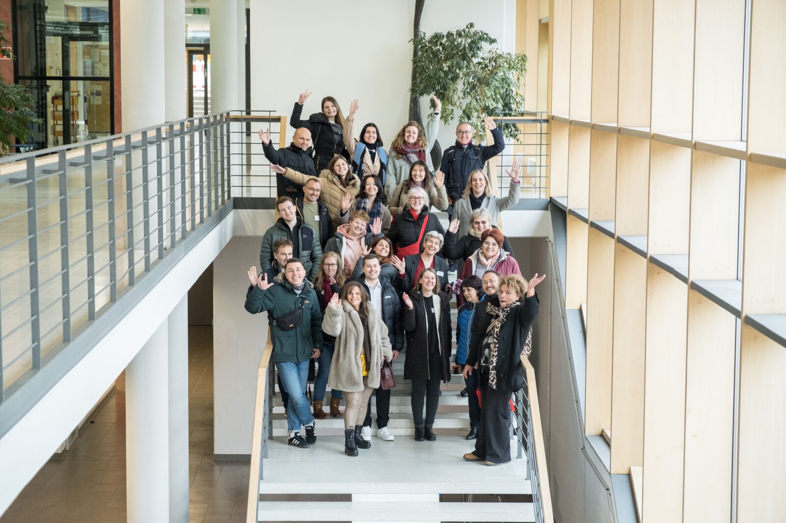 Gruppenfoto der Teilnehmenden der International Week 2024 auf Treppenstufen in den Räumlichkeiten der DHBW.