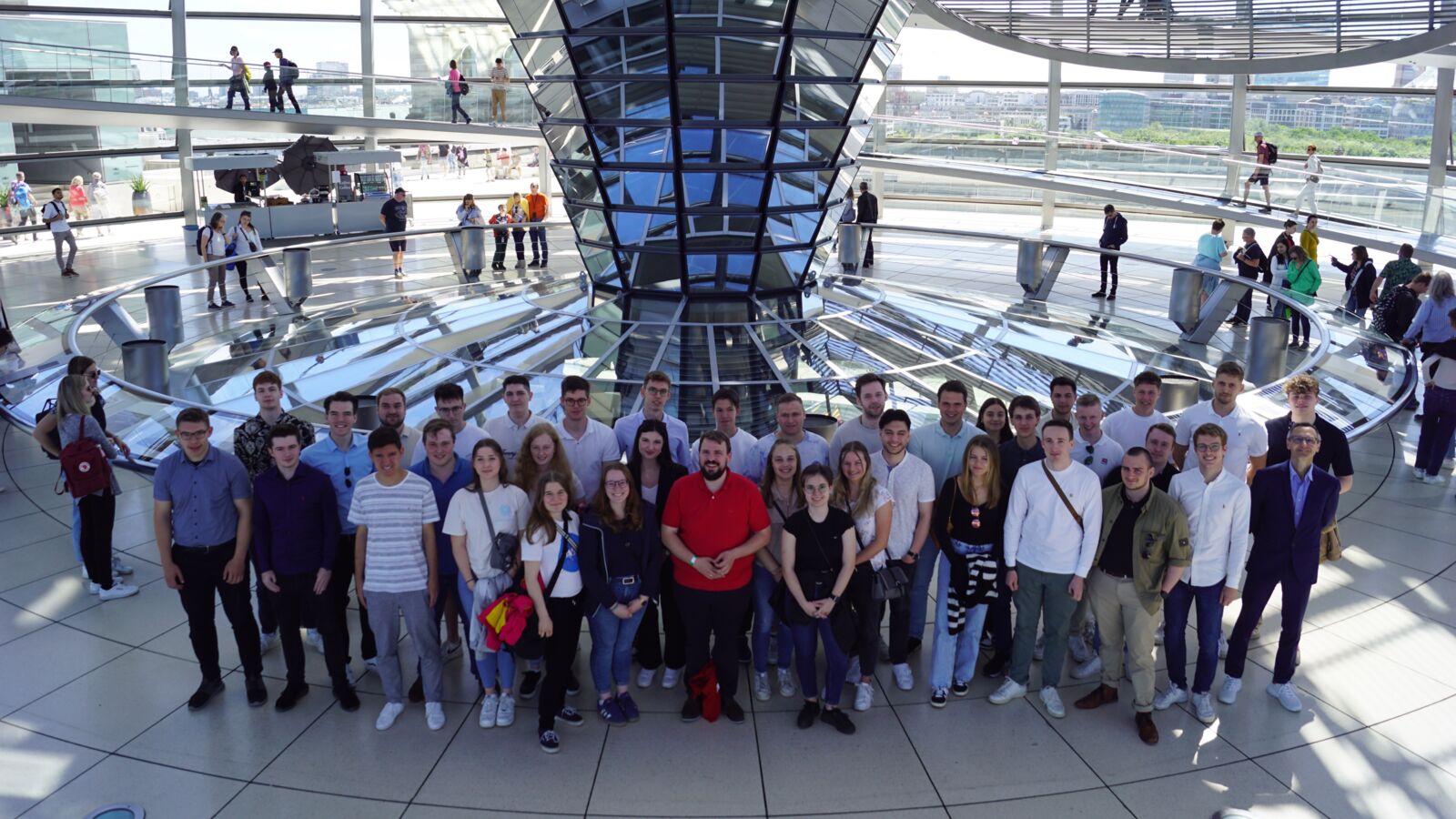 Gruppenfoto von Studierenden im Bundestag