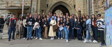 Gruppenfoto internationaler Studierende vor dem Eingangstor der Burg Hohenzollern.