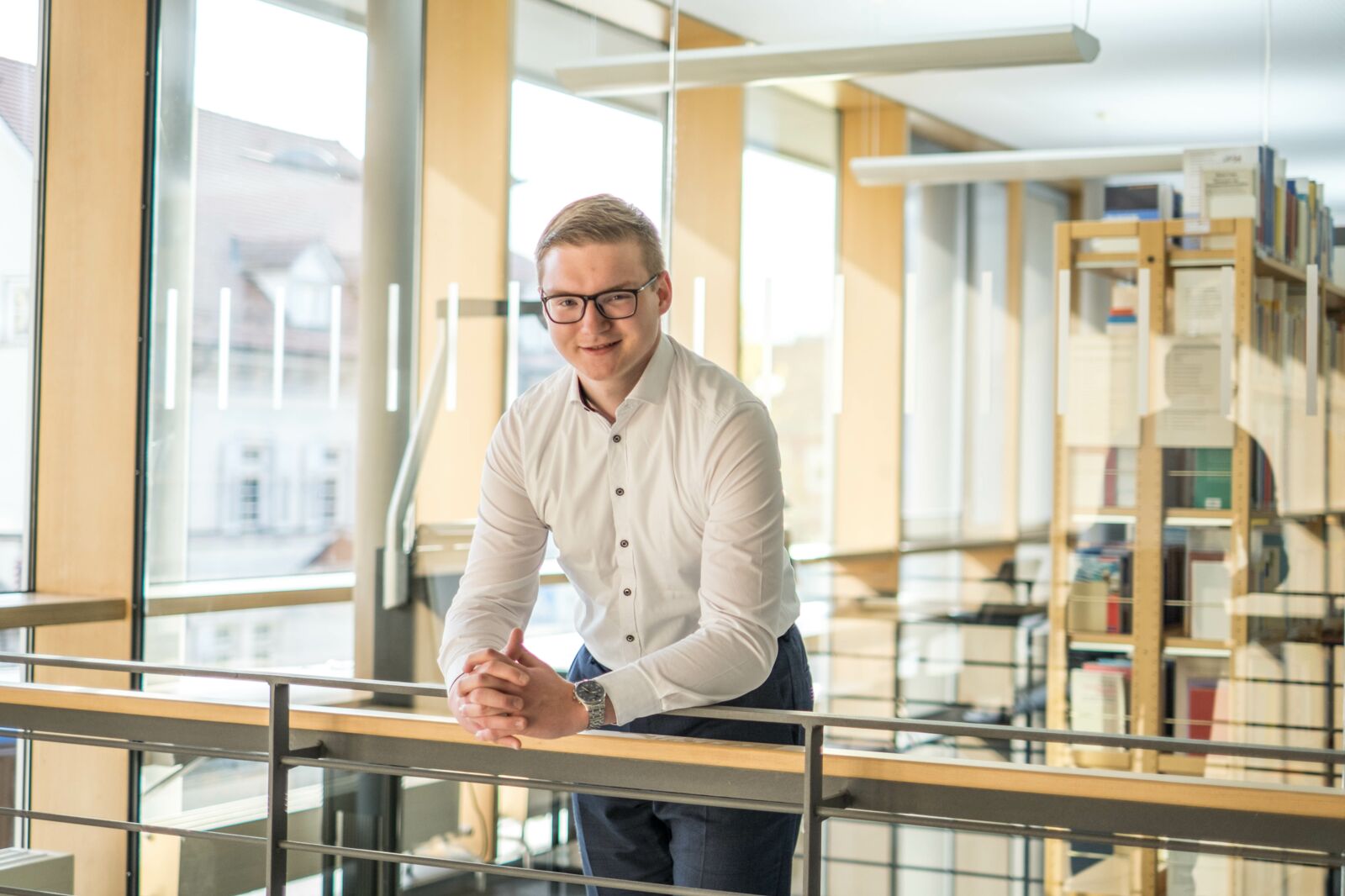 Student René Stotz steht vor der Bibliothek der DHBW Villingen-Schwenningen.