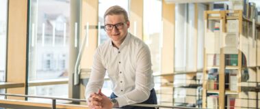 Student René Stotz steht vor der Bibliothek der DHBW Villingen-Schwenningen.