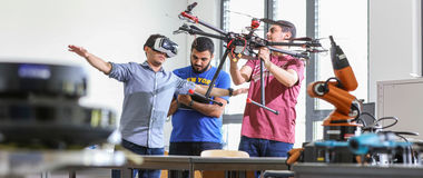 Fluggesten werden in Kombination mit der Virtual Reality-Technologie verwendet: so entsteht ein Gefühl des Fliegens (Bild: DHBW_HMI (c) DHBW Karlsruhe)