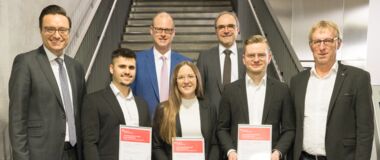 Auf dem Bild ist zu sehen: Florian Klausmann, Berkan Kestane, Prof. Dr. Nils Bedke, Sabrina Salameh, Prof. Dr. Marcus Vögtle, Niklas Jahn und Prof. Dr. Gert Heinrich, Prorektor und Dekan der Fakultät Wirtschaft.