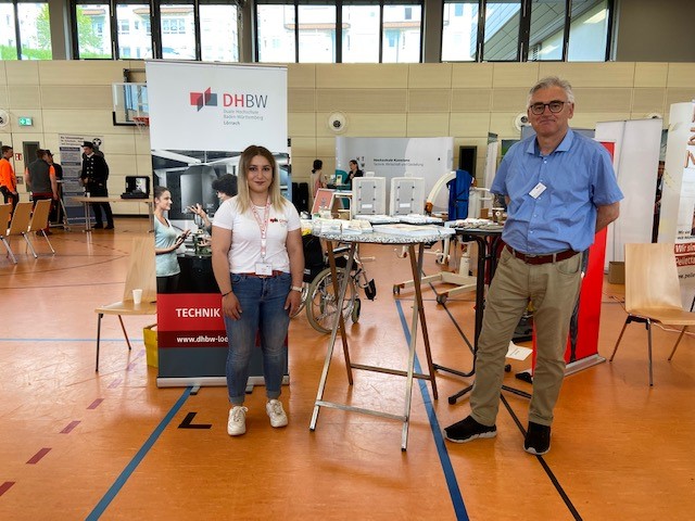 Elif Dirgen, Studentin der DHBW Lörrach, und Professor Dr. Harry Giesler, Leiter des Studiengangs »BWL – Industrie«, auf dem HeDu-Ausbildungstag   