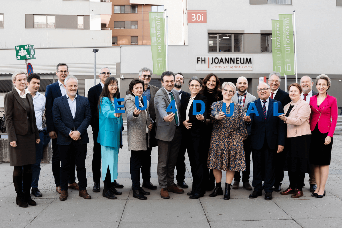 Das Konsortium mit den Rektor*innen der neun EU4Dual-Hochschulen beim Treffen an der FH Joanneum in Graz