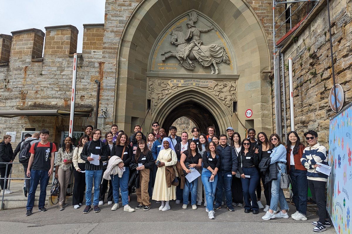 Gruppenfoto internationaler Studierende vor dem Eingangstor der Burg Hohenzollern.