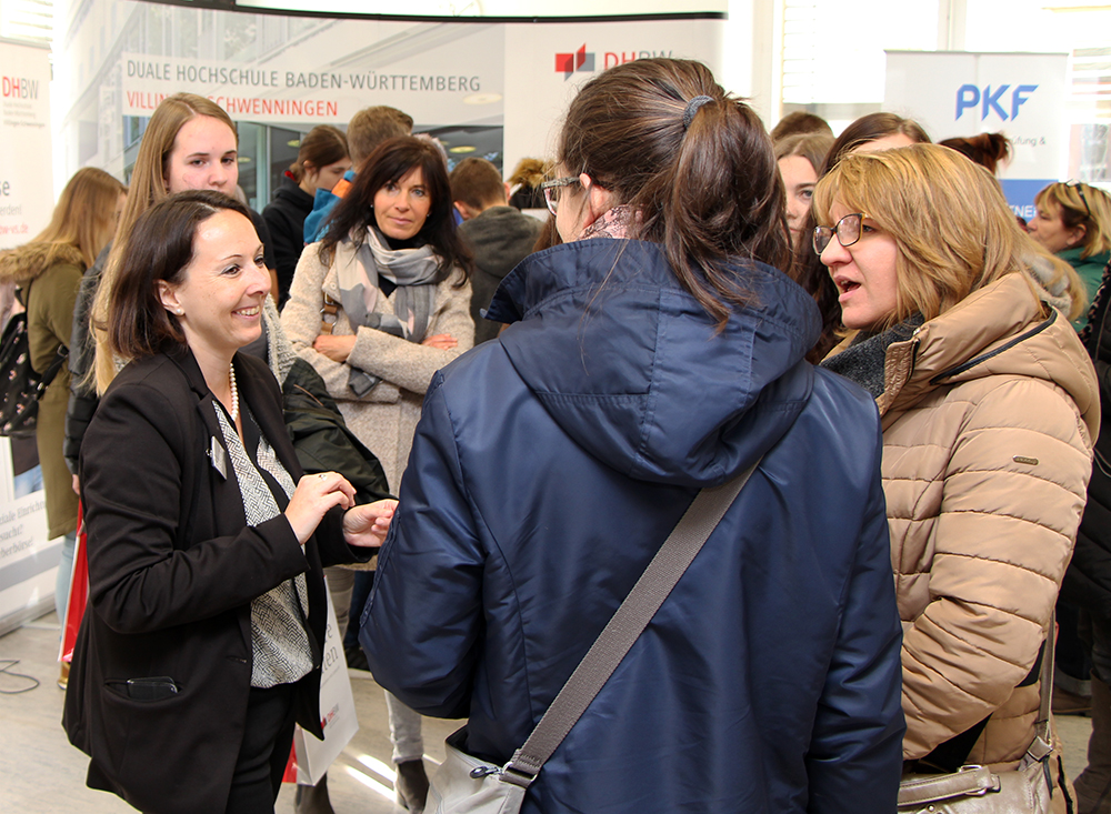 Studienberaterin Anita Peter im Gespräch mit Studieninteressierten auf dem Studieninformationstag 2017